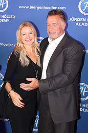 Meet & Greet am Ende: Barbara Osthoff, Arnold Schwarzenegger (©Foto: Martin Schmitz)